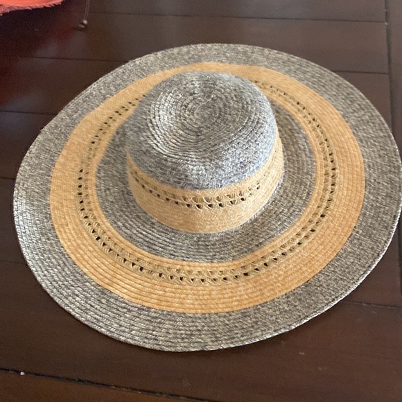 Beautiful grey and yellow straw hat - Picture 3 of 8